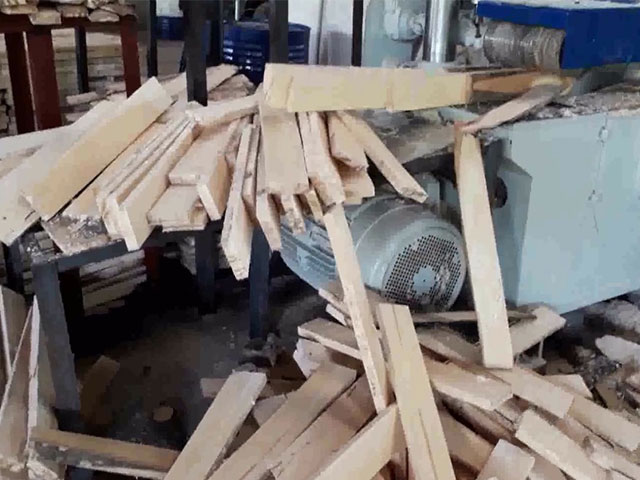 Bào cắt gỗ thành hình dánh phù hợp